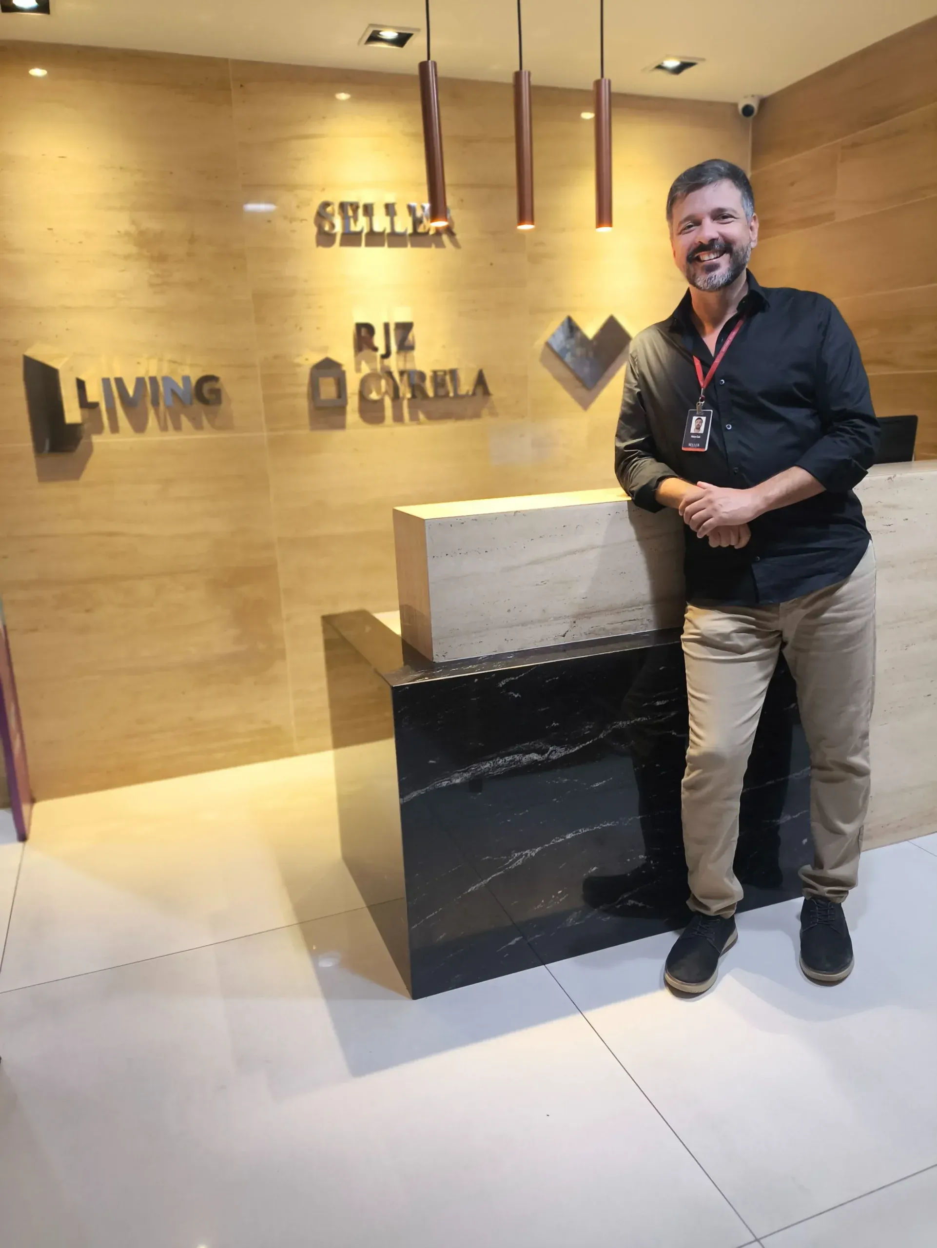 Corretor Halaim Claudio Cole com maquete do empreendimento