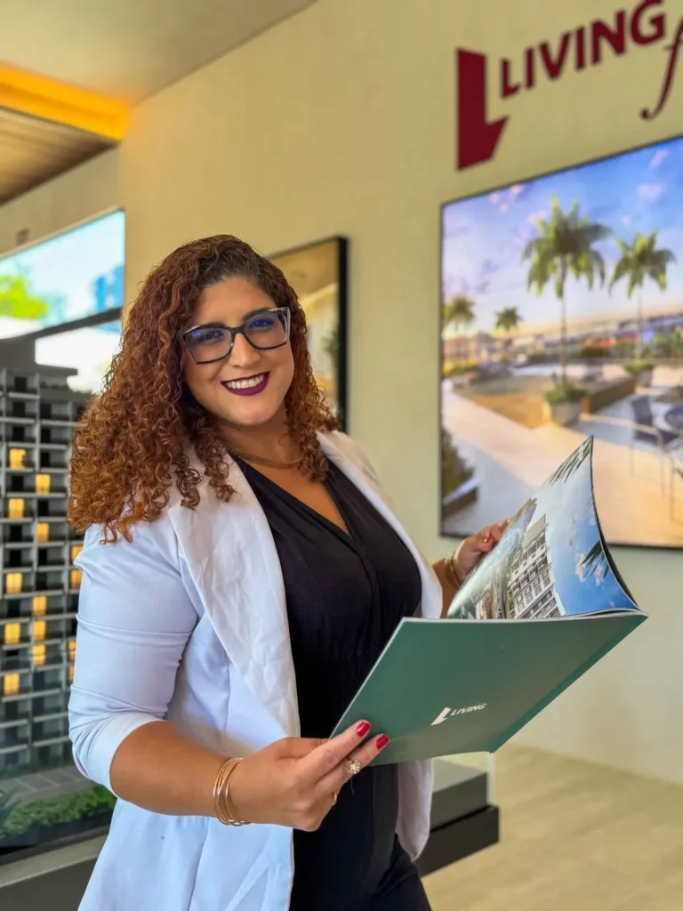 Corretora Thay segurando uma pasta